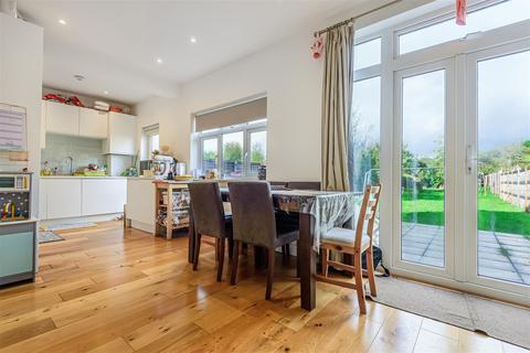 21 Farm Way, Worcester Park, KT4 8RX