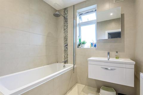 21 Farm Way, Worcester Park, KT4 8RX