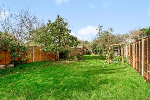 21 Farm Way, Worcester Park, KT4 8RX