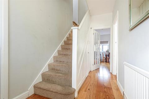 21 Farm Way, Worcester Park, KT4 8RX