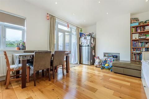 21 Farm Way, Worcester Park, KT4 8RX