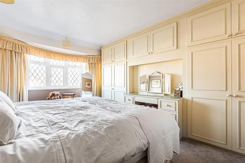 26 The Mount, Worcester Park, KT4 8UD