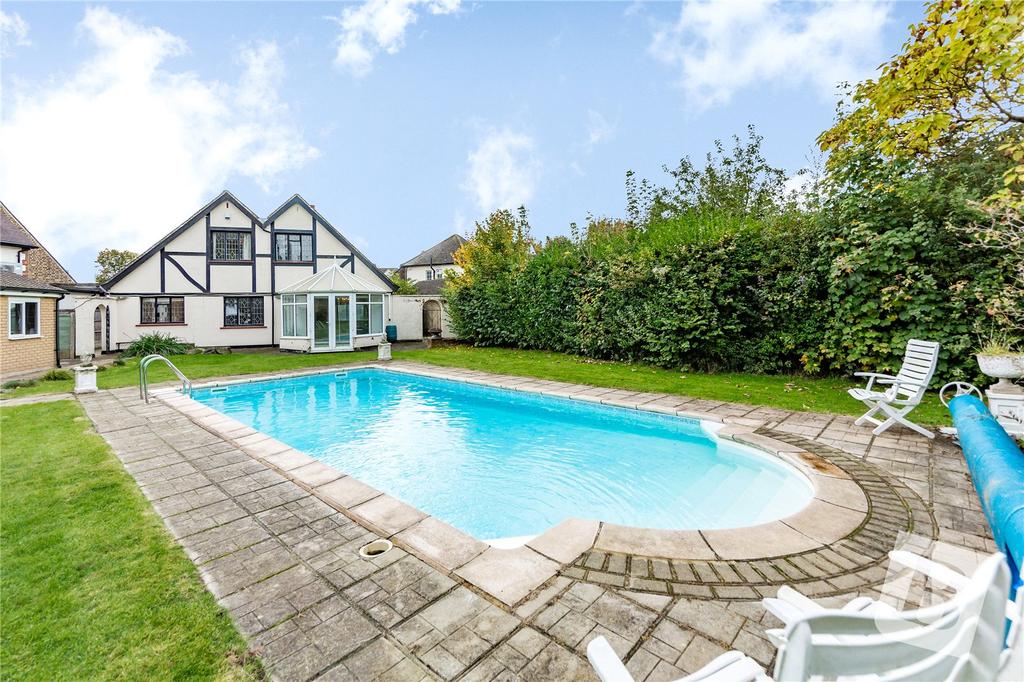 Ayloffs Close, Emerson Park, RM11 5 bed detached house - £1,000,000