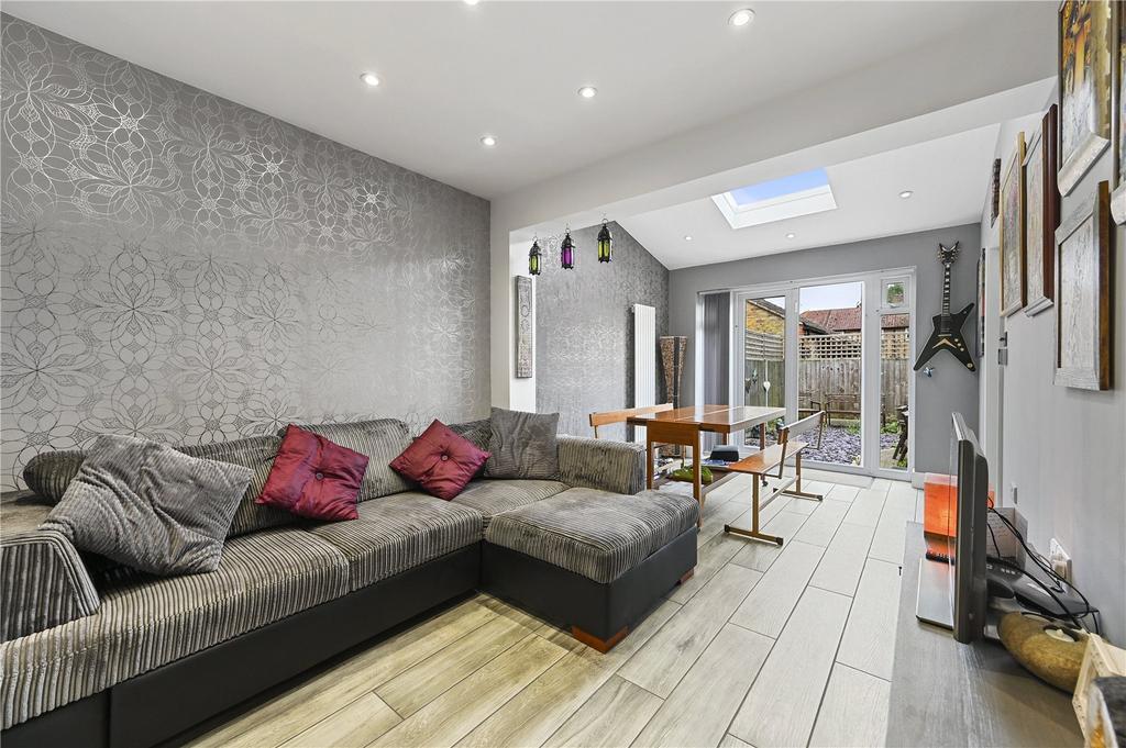 Hicks Avenue, Greenford, Ealing, Greater London, UB6 2 bed end of