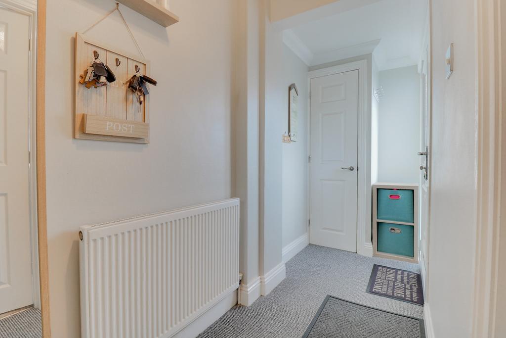 Drake Close, Benfleet, SS7 3 bed terraced house £325,000