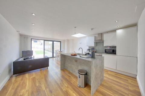 3 bedroom flat to rent, Kingston Road, South Wimbledon, SW19 1JW