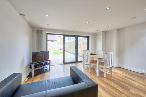 3 bedroom flat to rent, Kingston Road, South Wimbledon, SW19 1JW