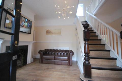 8 bedroom semi-detached house to rent - Ashlyn Grove, Fallowfield, Manchester, M14 6YG