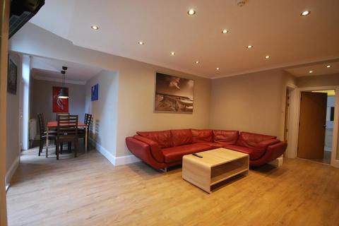 8 bedroom semi-detached house to rent, Ashlyn Grove, Fallowfield, Manchester, M14 6YG