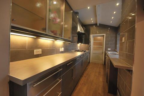 8 bedroom semi-detached house to rent, Ashlyn Grove, Fallowfield, Manchester, M14 6YG