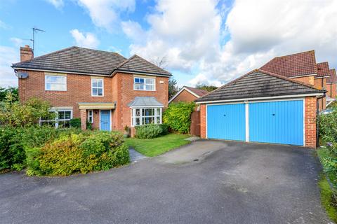 17 Walton Drive, Horsham, RH13 6RQ