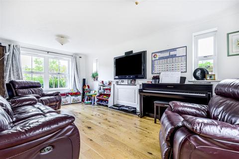 17 Walton Drive, Horsham, RH13 6RQ