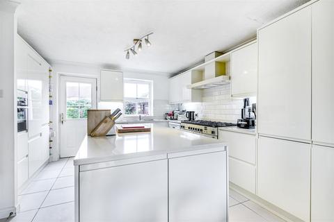17 Walton Drive, Horsham, RH13 6RQ