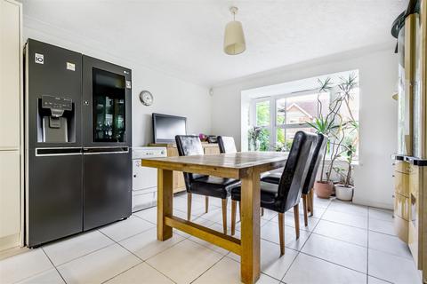 17 Walton Drive, Horsham, RH13 6RQ