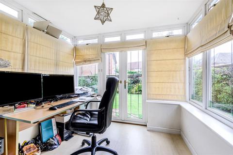 17 Walton Drive, Horsham, RH13 6RQ