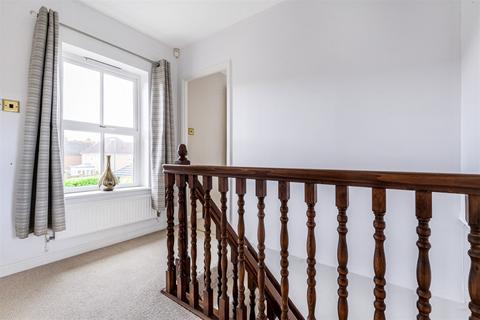 17 Walton Drive, Horsham, RH13 6RQ