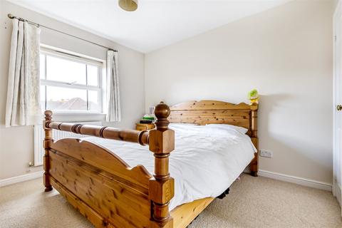 17 Walton Drive, Horsham, RH13 6RQ