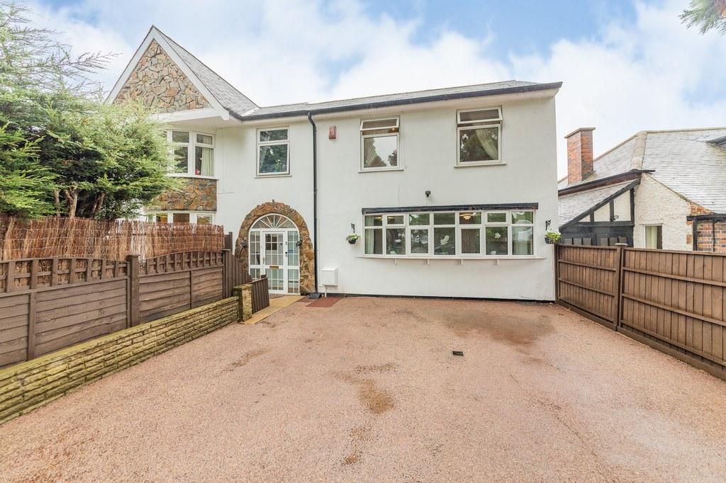 Stunning five bedroom detached family home on Pin