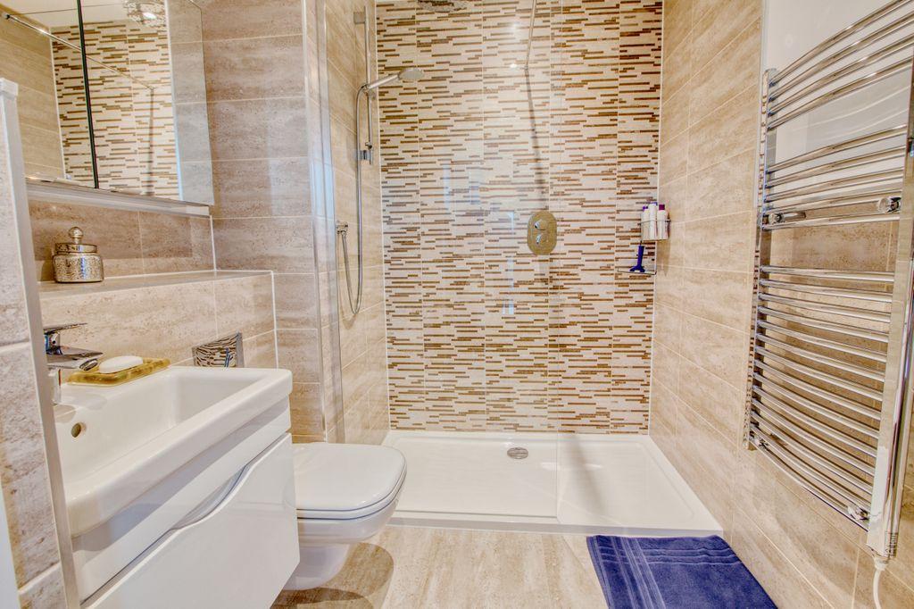 Ensuite to Bed 1