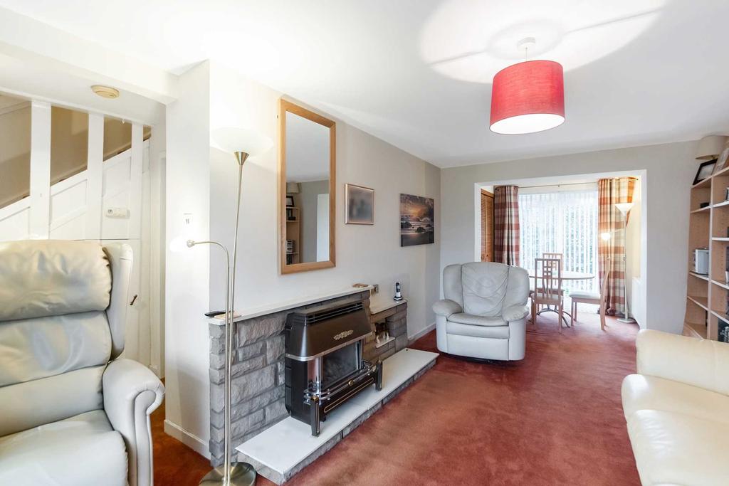 Maxwellton Road, East Kilbride 2 bed terraced house £100,000