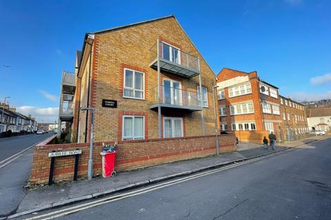 2 bedroom flat to rent, Jubilee Road, Hp11