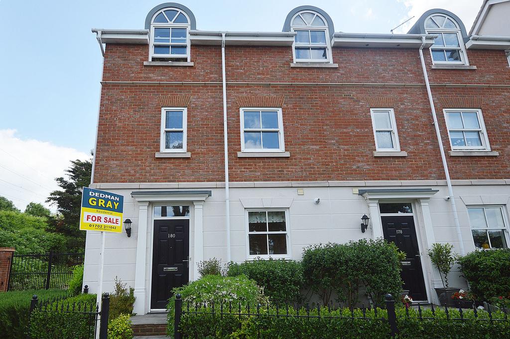 Thorpe Hall Avenue, Thorpe Bay, SS1 3 bed end of terrace house £1,500