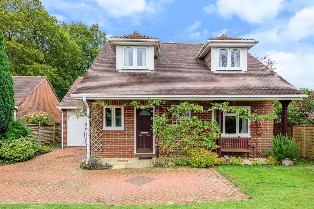 Vann Road, Fernhurst, Haslemere, GU27 3 bed detached house £650,000