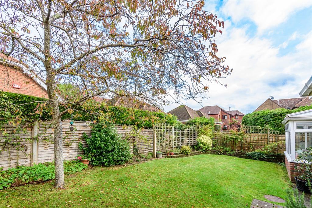 Vann Road, Fernhurst, Haslemere, GU27 3 bed detached house £650,000