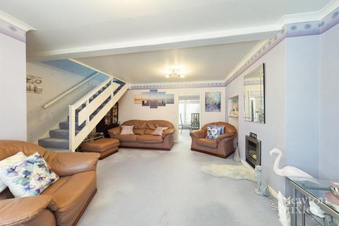 18 Linkfield, West Molesey, KT8 1SD