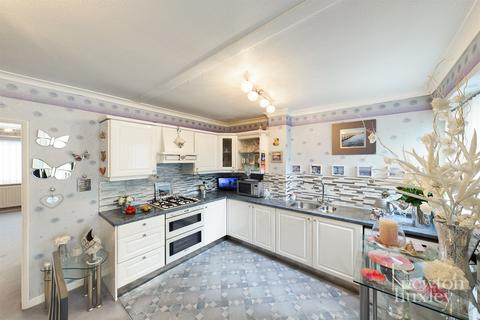 18 Linkfield, West Molesey, KT8 1SD