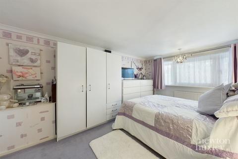 18 Linkfield, West Molesey, KT8 1SD