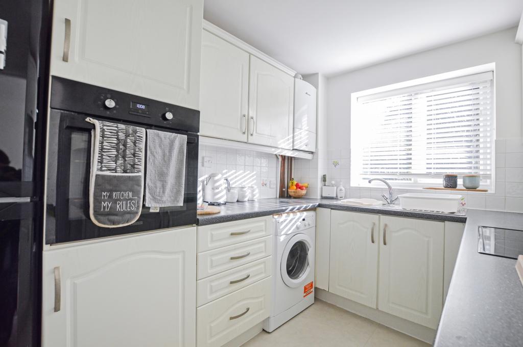 Mallards Reach, Weybridge, Surrey, KT13 2 bed flat £1,295 pcm (£299 pw)