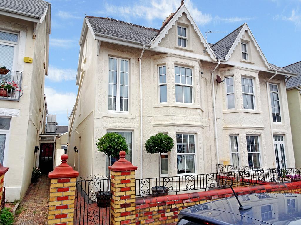 VICTORIA AVENUE, PORTHCAWL, CF36 3HE 5 bed semidetached house £425,000