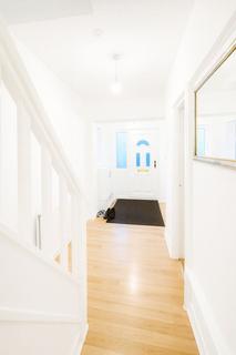 4 bedroom semi-detached house to rent, Baronsmead Road, Hp12