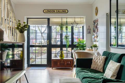 Flat 8, Crown Court Berrymans Lane, London, SE26 4JL