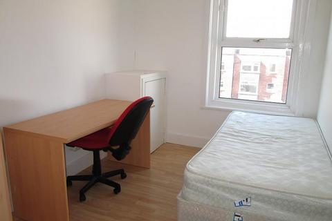 2 bedroom flat to rent, Clarendon Road, Southsea PO4