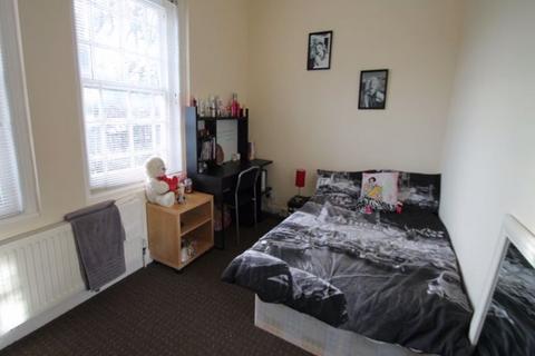 3 bedroom house to rent, Victoria Road, Leeds