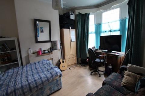 6 bedroom house to rent, Cliff Mount, Leeds