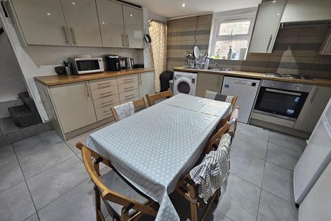 6 bedroom house to rent, Cliff Mount, Leeds