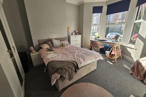 6 bedroom house to rent, Cliff Mount, Leeds