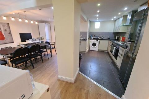 8 bedroom house to rent, Brudenell Avenue, Leeds