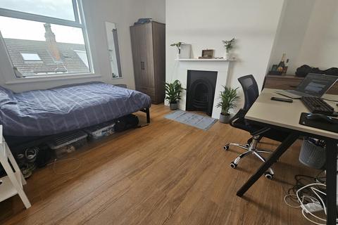 6 bedroom house to rent, Brudenell Grove, Leeds