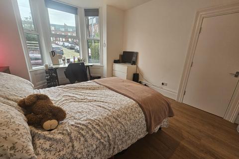 6 bedroom house to rent, Brudenell Grove, Leeds