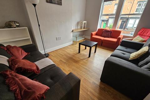 5 bedroom house to rent, Burchett Place, Leeds