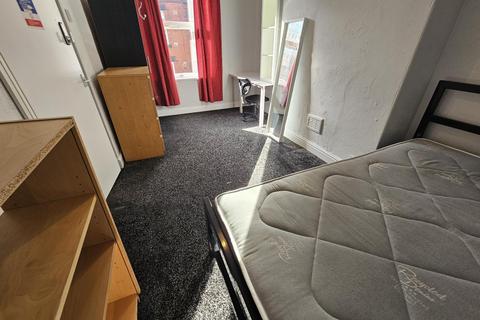 5 bedroom house to rent, Burchett Place, Leeds