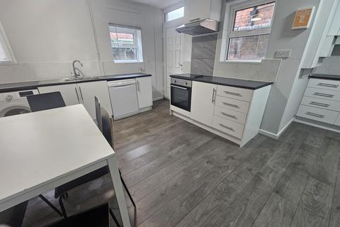 8 bedroom house to rent, Regent Park Terrace, Leeds