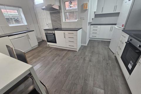 8 bedroom house to rent, Regent Park Terrace, Leeds