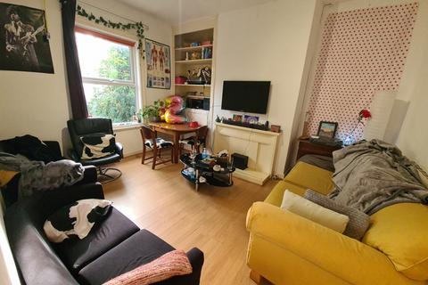 4 bedroom house to rent, Victoria Road, Leeds