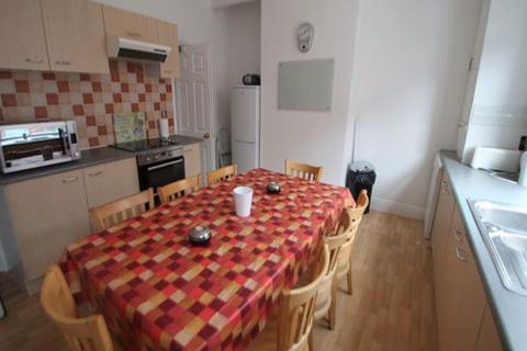 4 bedroom house to rent, Burchett Place, Leeds