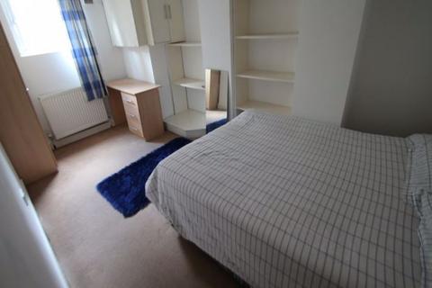 4 bedroom house to rent, Burchett Place, Leeds